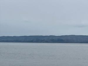 猪苗代湖　遠くに布引高原の風車.jpg