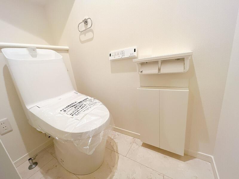 <p>室内（2024年2月）撮影<br />
1Fトイレ<br />
備え付けの戸棚は掃除用品等をトイレ内にきちんと収納でき、大変便利です。</p>