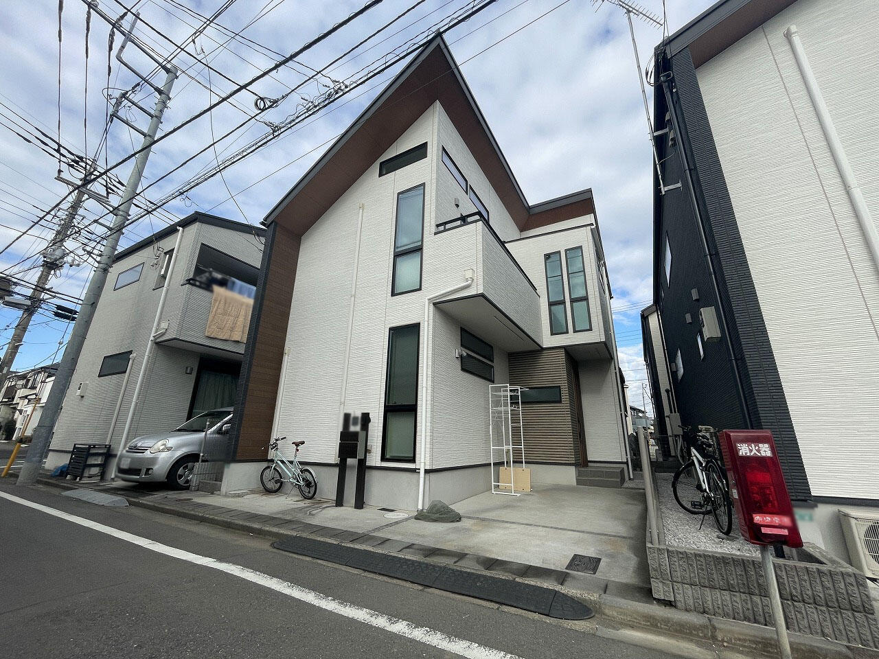 <p>「南西道路」×「南東駐車スペース」×「勾配天井」で明るく開放感のある2階リビング</p>